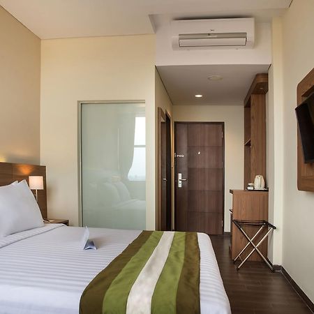 Grand Whiz Poins Simatupang Jakarta Exterior foto