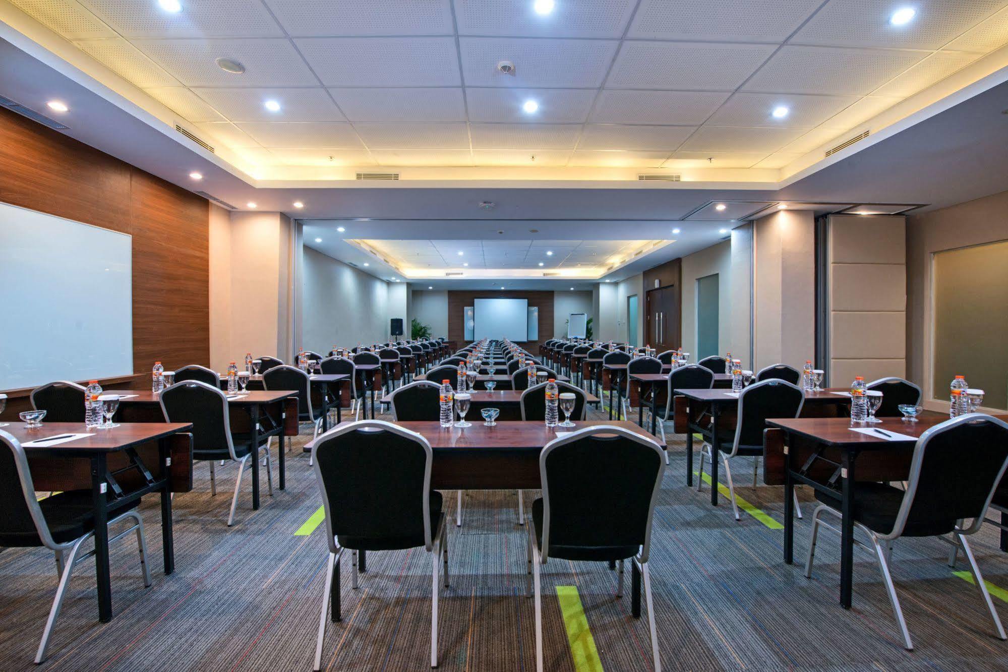 Grand Whiz Poins Simatupang Jakarta Exterior foto