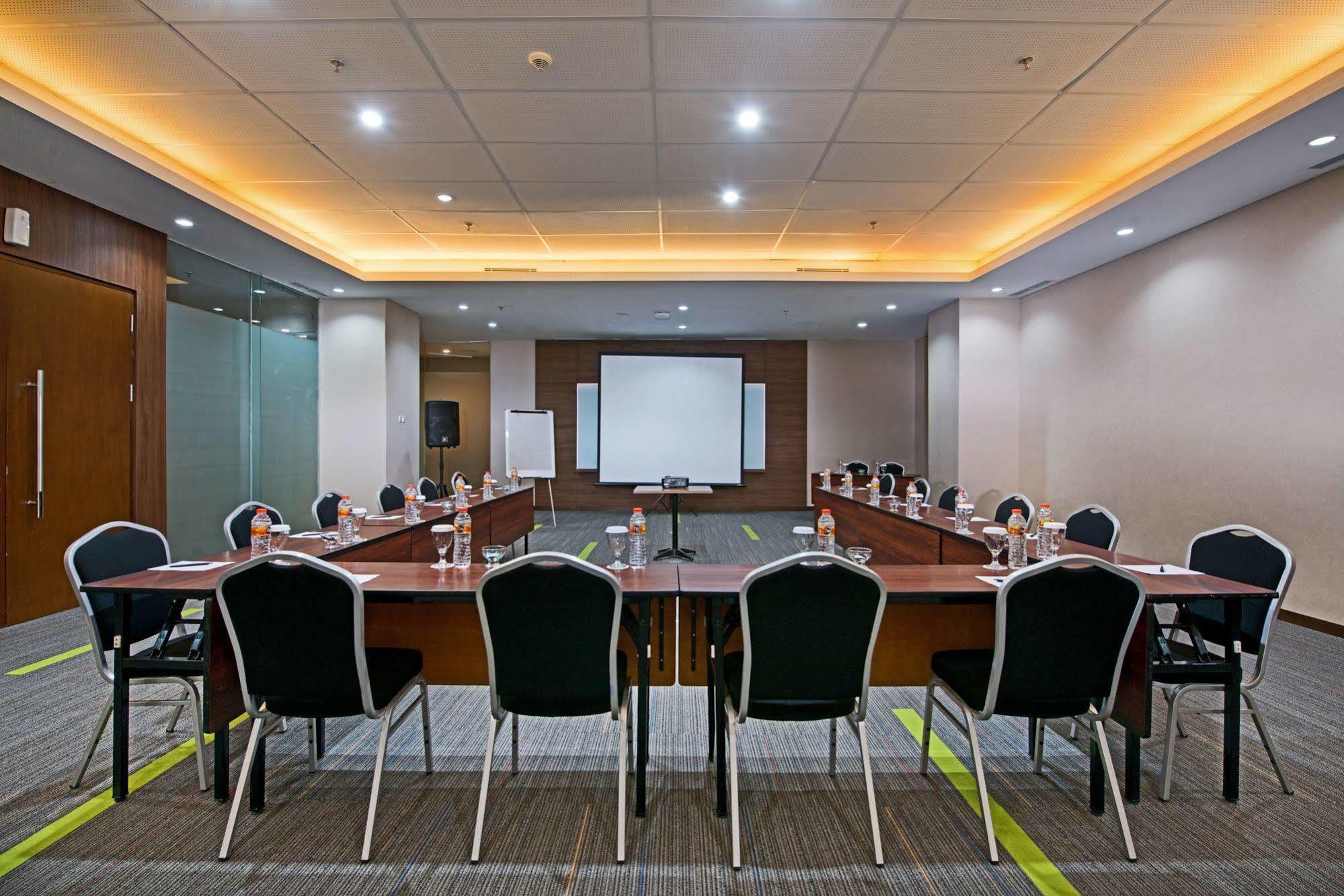 Grand Whiz Poins Simatupang Jakarta Exterior foto
