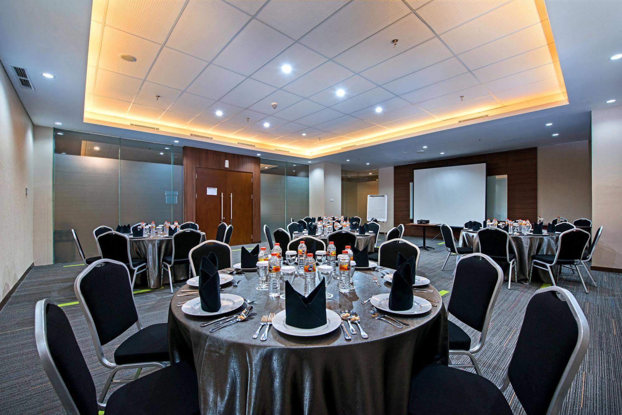 Grand Whiz Poins Simatupang Jakarta Exterior foto